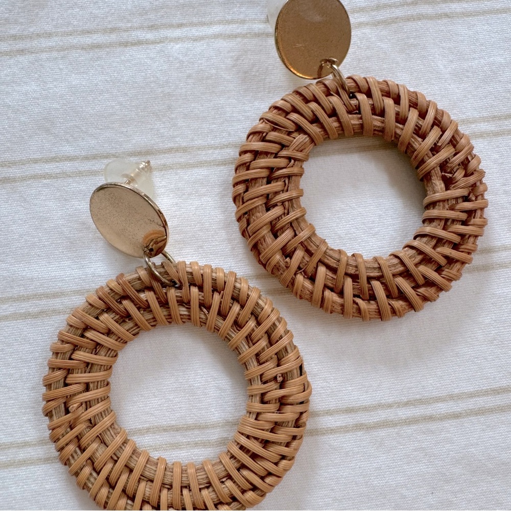 Rattan earrings with gold accent